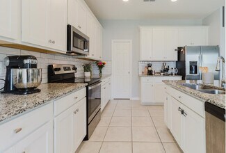 3047 Adams Cross Dr in Zephyrhills, FL - Building Photo - Building Photo