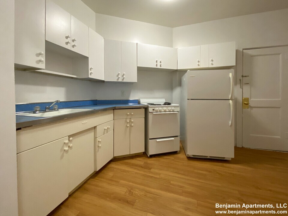 1592 Beacon St, Unit 11 in Brookline, MA - Building Photo