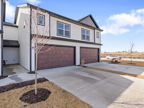 5934 Butterfield Ct in Bettendorf, IA - Building Photo - Building Photo