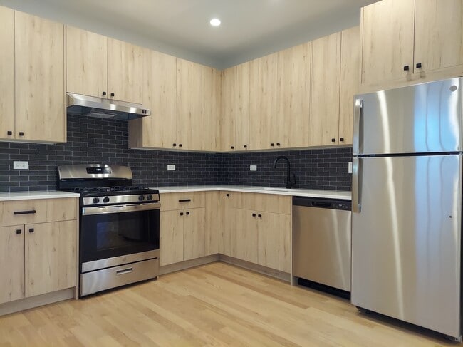 2257 W Argyle St, Unit 3 in Chicago, IL - Foto de edificio - Building Photo