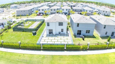 715 SE 17th Ave in Homestead, FL - Foto de edificio - Building Photo