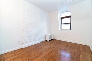 156 W 15th St in New York, NY - Building Photo