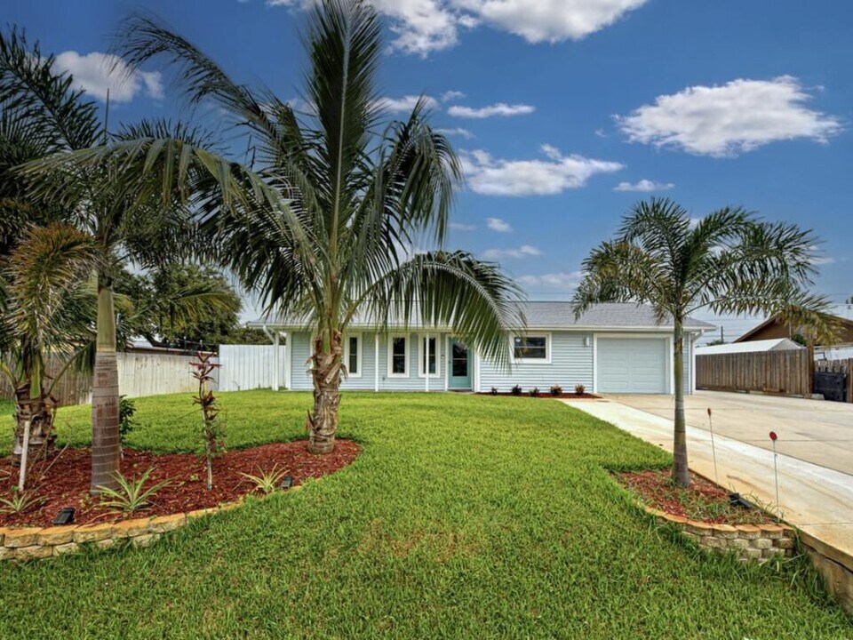 140 Bowdoin Rd in Venice, FL - Building Photo