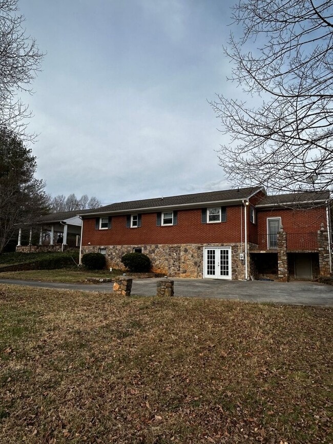 6705 Everett Rd in Forest, VA - Building Photo - Building Photo