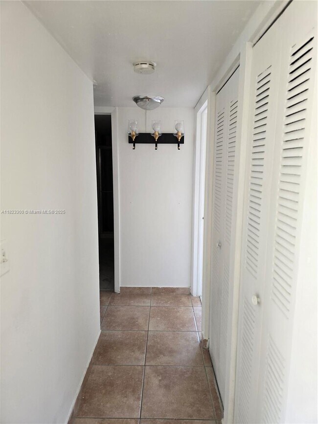 10425 SW 112th Ave in Miami, FL - Building Photo - Building Photo