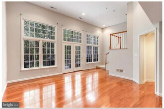 213 Oak Knoll Terrace in Rockville, MD - Foto de edificio - Building Photo