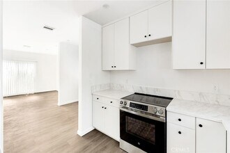 7044 White Oak Ave in Los Angeles, CA - Foto de edificio - Building Photo