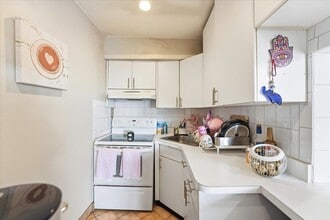 1614 Union Turnpike in North Bergen, NJ - Foto de edificio - Building Photo