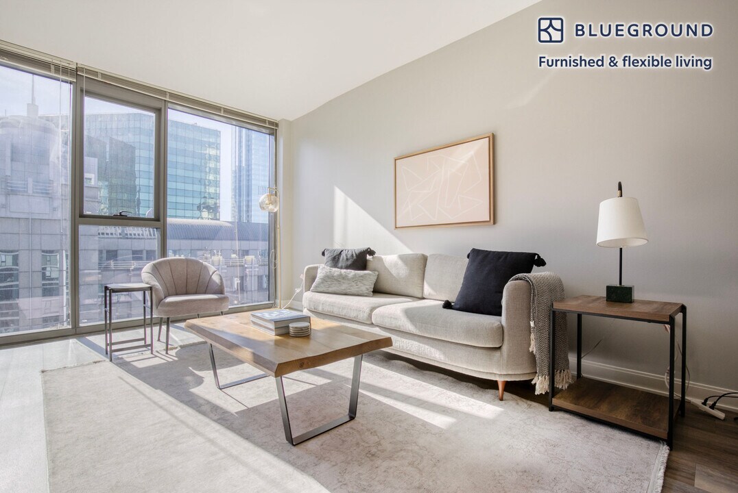 210 N Wells St in Chicago, IL - Building Photo