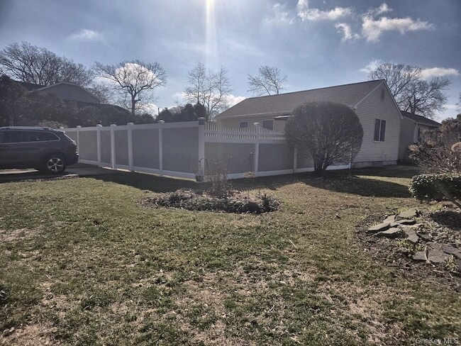 21 Wyant Ave in Lake Ronkonkoma, NY - Building Photo - Building Photo