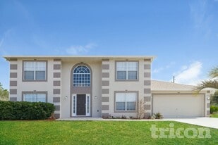13561 Linden Dr in Spring Hill, FL - Building Photo