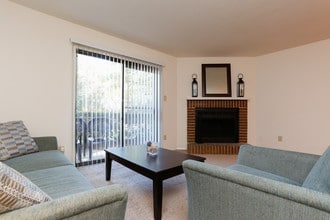 Berkshire Place in Charlotte, NC - Building Photo - Interior Photo