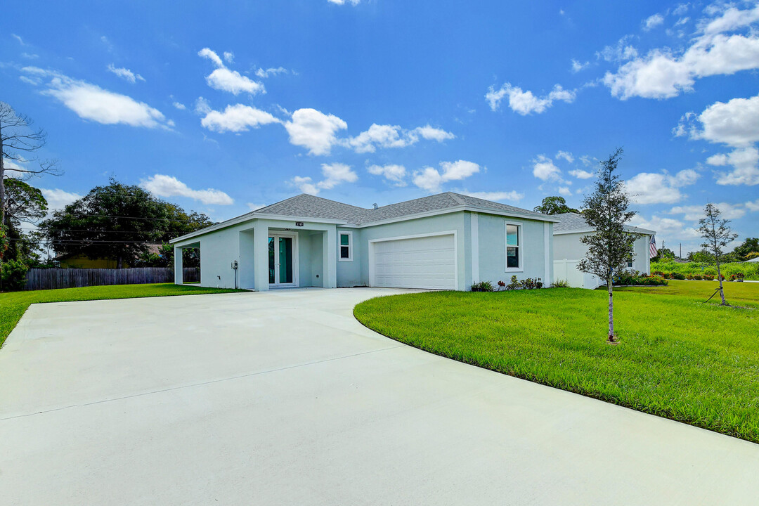 1749 SW California Blvd in Port St. Lucie, FL - Building Photo