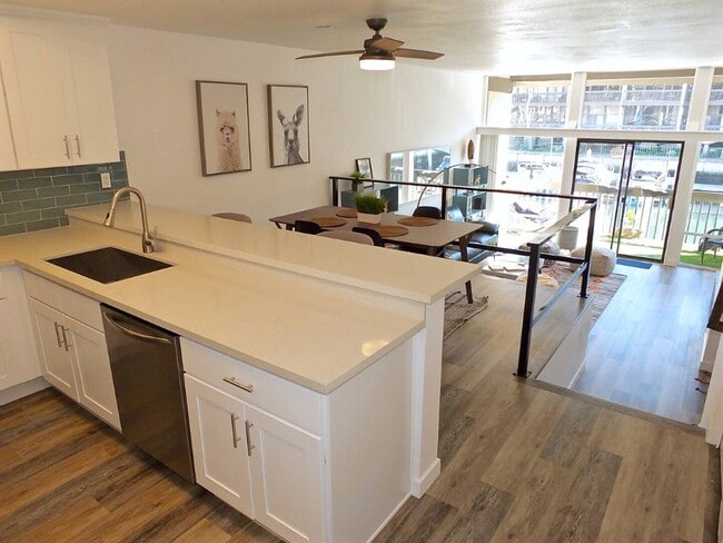 8124 Marina Pacifica Dr N, Unit Marina Retreat inc. utl. in Long Beach, CA - Building Photo - Building Photo