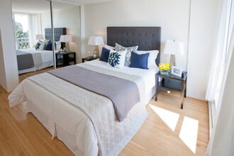 Starlight Towers in Vancouver, BC - Building Photo - Building Photo