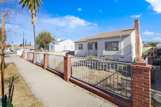 7554 Irvine Ave in North Hollywood, CA - Building Photo - Building Photo