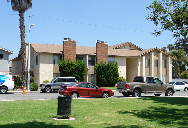 703-711 Ivywood Dr in Oxnard, CA - Building Photo - Building Photo