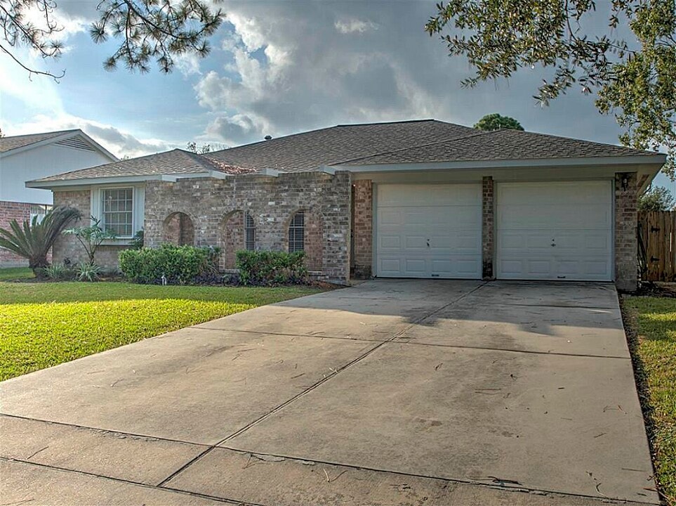 11830 Mulholland Dr in Stafford, TX - Foto de edificio