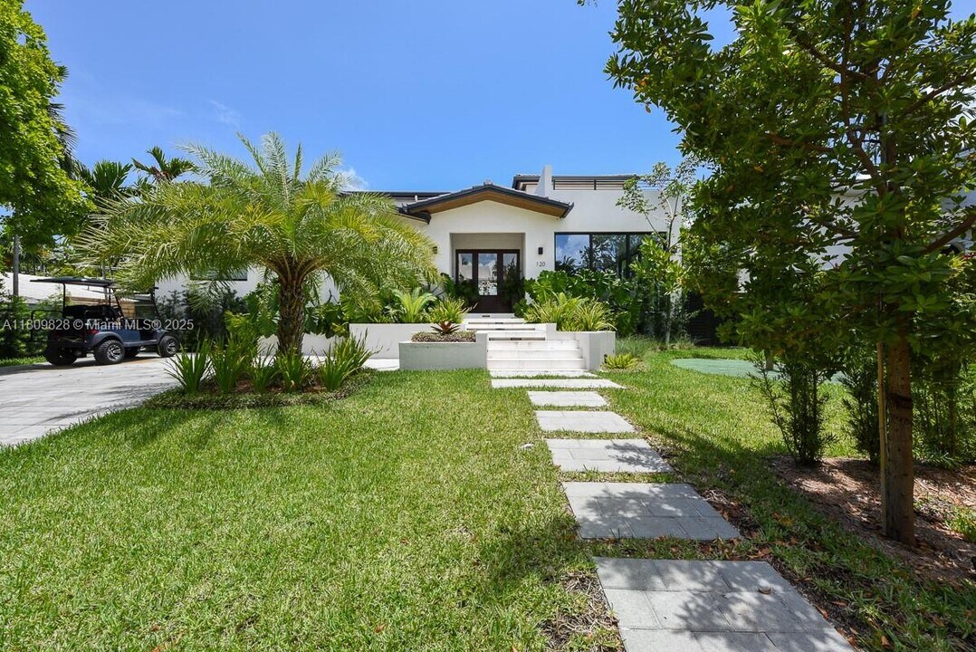 120 Buttonwood Dr in Key Biscayne, FL - Building Photo