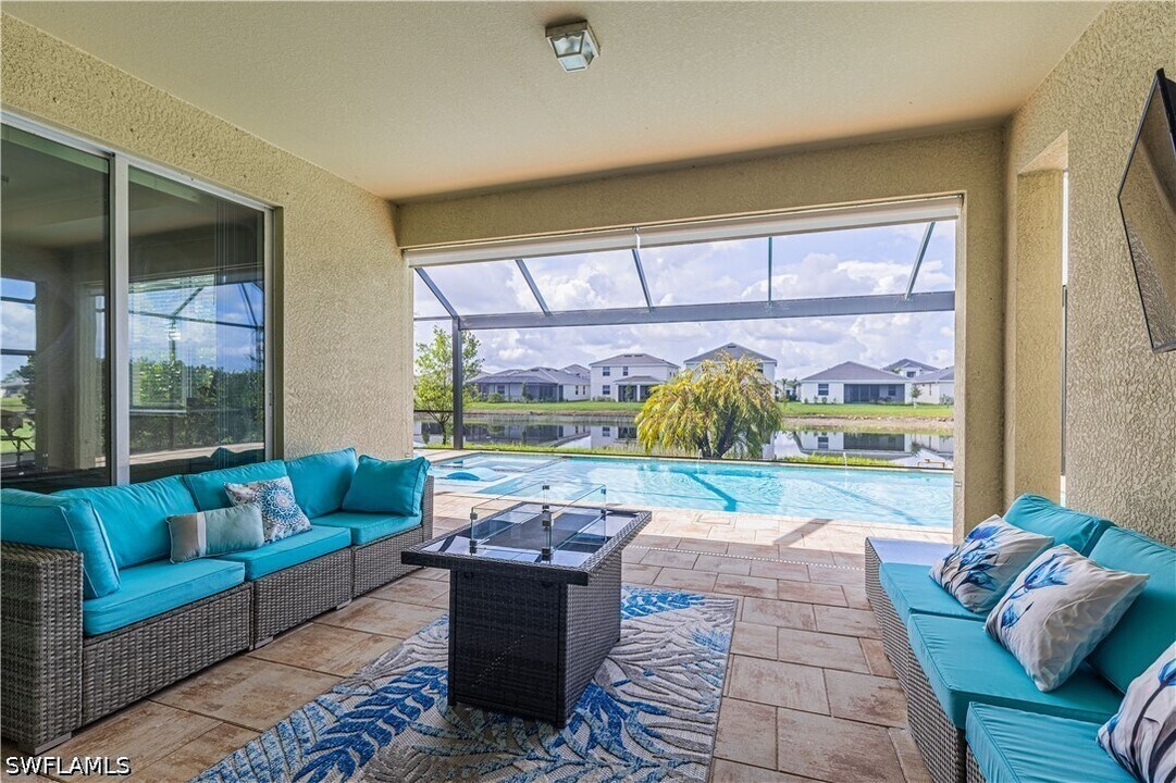 2079 Vermont Ln in Naples, FL - Building Photo