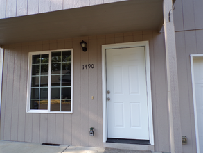 1490 S 10th St in Lebanon, OR - Building Photo - Building Photo