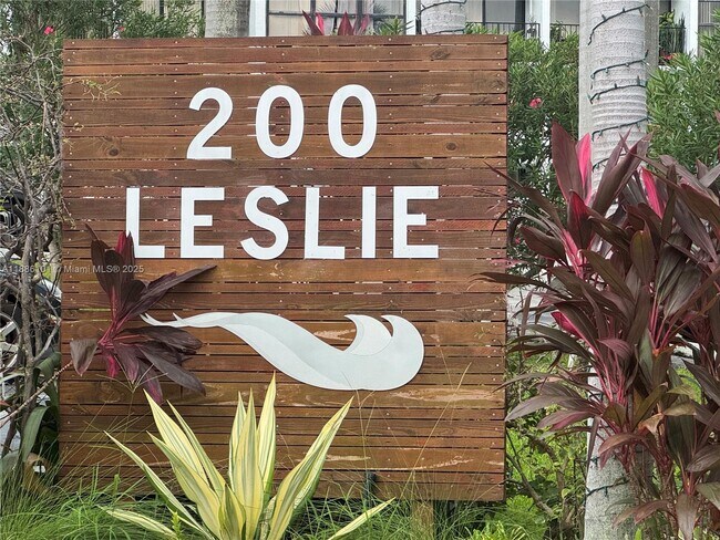 200 Leslie Dr in Hallandale Beach, FL - Building Photo - Building Photo