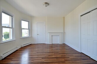 135 Lord Ave in Bayonne, NJ - Foto de edificio - Building Photo