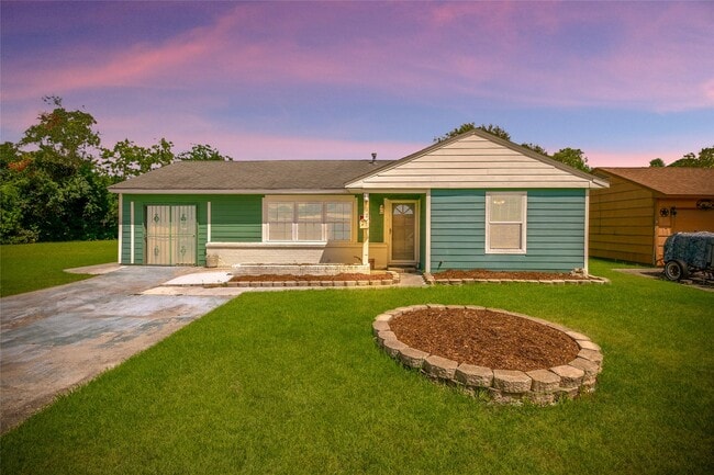 1902 W Gulf St in Baytown, TX - Building Photo - Building Photo