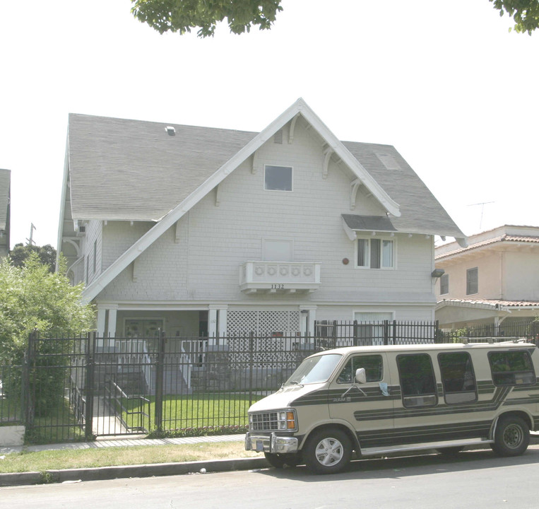 1132 S Lake St in Los Angeles, CA - Building Photo