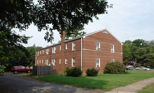 5620 Washington Blvd in Arlington, VA - Foto de edificio - Building Photo