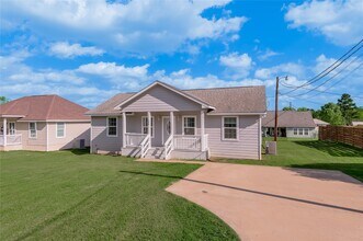 100 Shorewood Dr in Huntsville, TX - Building Photo - Building Photo