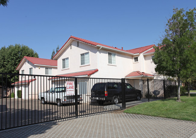 Bullard West Apartments in Fresno, CA - Building Photo - Building Photo