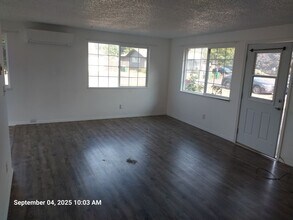 1011 SE Locust St in Dundee, OR - Building Photo - Building Photo