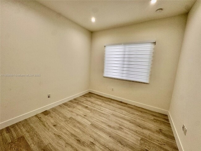 8143 NW 45th St in Doral, FL - Foto de edificio - Building Photo