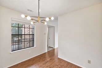 5335 Bent Tree Forest Dr in Dallas, TX - Foto de edificio - Building Photo