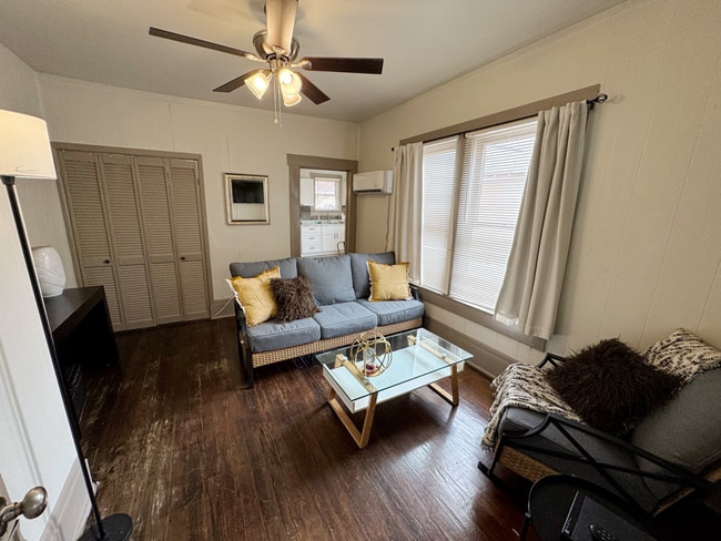 519 W Ridgewood Ct in San Antonio, TX - Building Photo - Building Photo