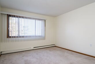 CR Flats in Coon Rapids, MN - Foto de edificio - Interior Photo