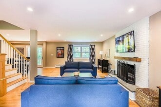806 Storrs Rd in Storrs Mansfield, CT - Foto de edificio - Building Photo