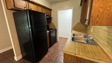1308 Trinity St in Anahuac, TX - Building Photo - Building Photo