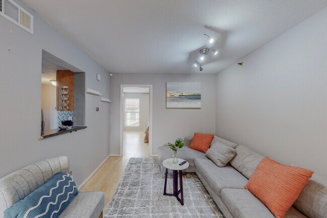 5916 Gaston Ave, Unit 304 in Dallas, TX - Building Photo - Building Photo