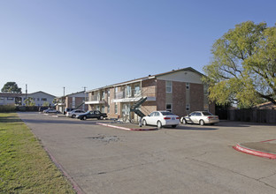 Gibbins Apartments in Arlington, TX - Building Photo - Building Photo