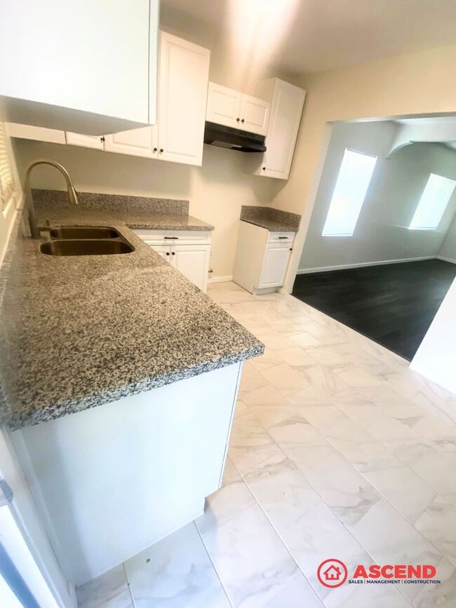 1102 E 18th St in Bakersfield, CA - Building Photo - Building Photo