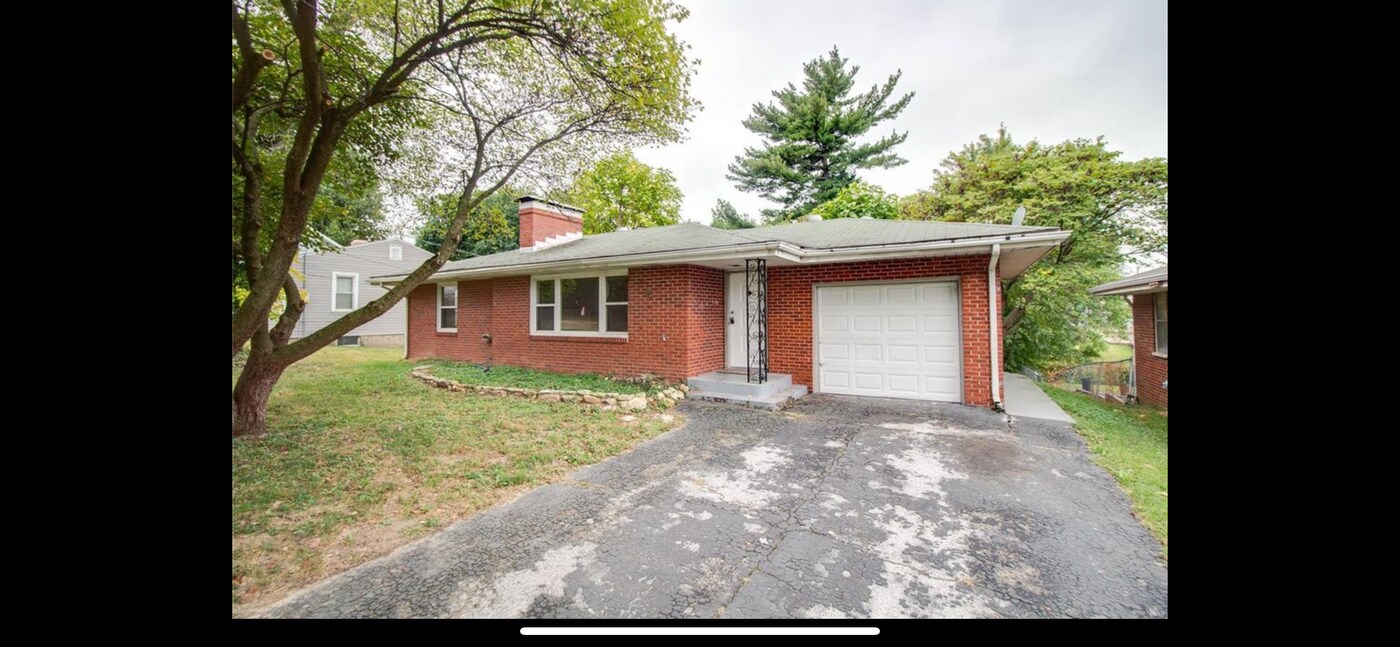 2712 Shordell Dr in Godfrey, IL - Building Photo