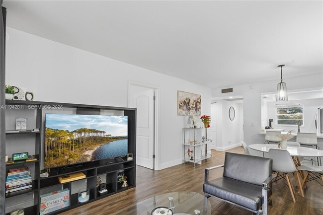 9340 Lagoon Pl in Davie, FL - Foto de edificio - Building Photo