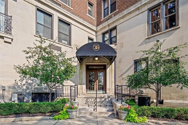 2900 E Jefferson Ave in Detroit, MI - Building Photo - Building Photo