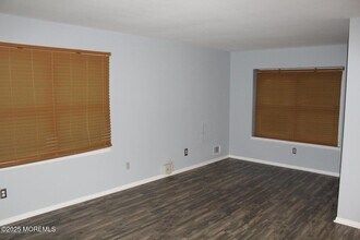 11 Center Ave, Unit 1009 in Keansburg, NJ - Foto de edificio - Building Photo