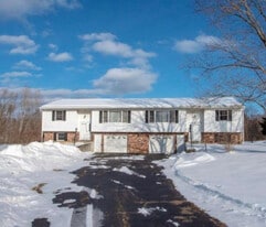 27 Ashdown Rd, Unit A in Ballston Lake, NY - Building Photo