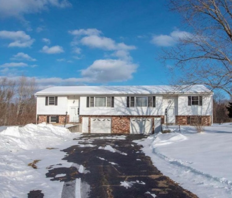 27 Ashdown Rd, Unit A in Ballston Lake, NY - Foto de edificio