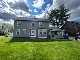 28 School St in Sunderland, MA - Building Photo