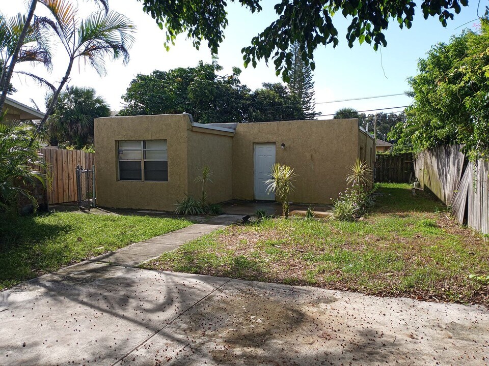 2814 Saginaw Ave in West Palm Beach, FL - Foto de edificio